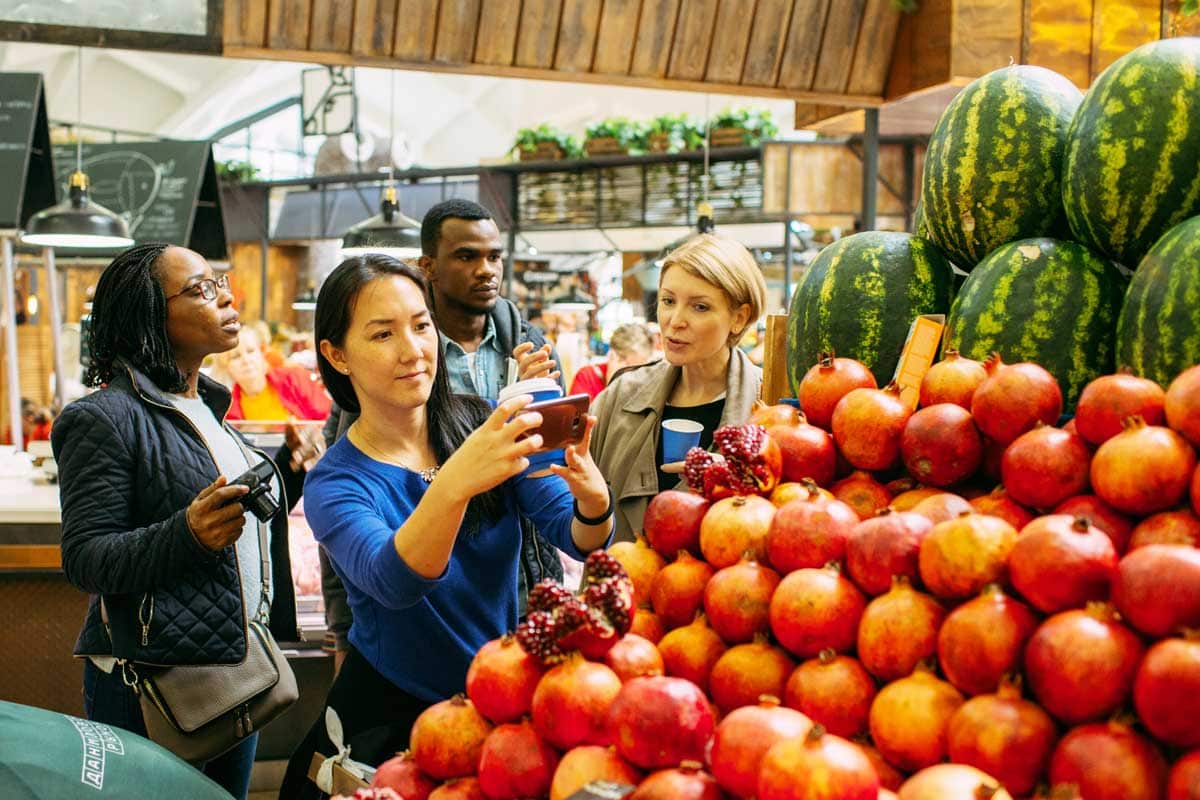 Put in tours. Экскурсия с угощением сладостями от компании Moscow-City. Реклама grow food в метро. Eat like a local Tokyo.